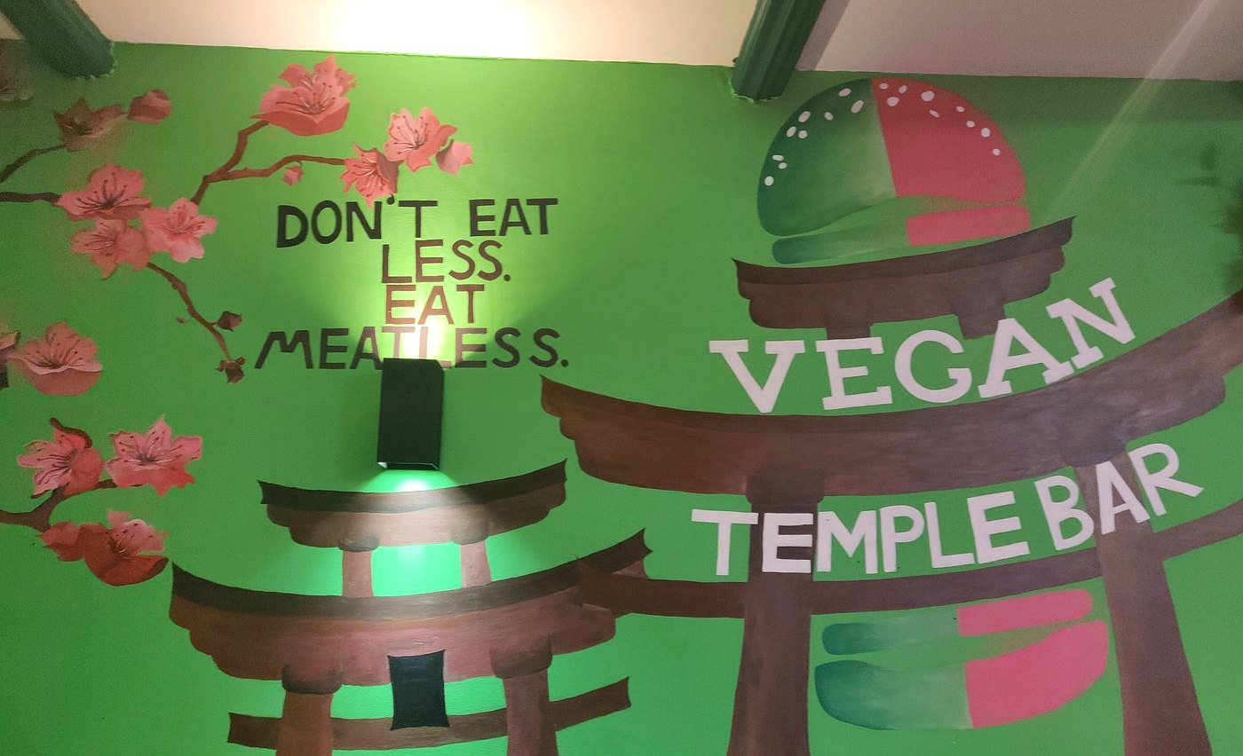 Muurschildering: Don't eat less, eat meatless